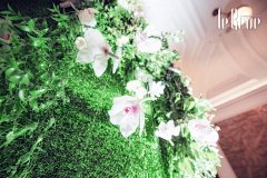 京玺国际【田园小清新婚礼】 By @京玺国际 :  田园小清新风格的婚礼，充满鲜花绿植。别出心裁地选用镜面桌位表&amp;水牌，布置银白色的走马灯、欧式烛台、镜子等，让婚礼现场充满梦幻感，闪闪发光。每位宾客都有一个专属于自己的酒塞名片卡。简单的笔记簿签到，体现着婚礼在繁华外表之下的纯粹，是永恒的幸福烙印。