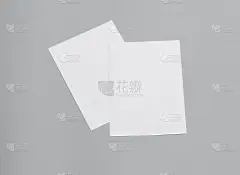 海报模型纸，白纸孤立在灰色背景，空白人像纸A4。宣传册杂志报纸，可以用横幅产品为您的企业纹理背景。