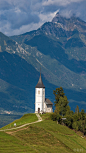 这里的自然景观非常迷人，一片片翠绿的牧场交织着一条条弯弯曲曲的乡间小路，恬静的村庄教堂里的尖塔让人联想起风景如画的奥地利。——斯洛文尼亚