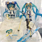 去年冬天，日本北海道札幌市的市内电车推出雪初音特别涂装吸引大批粉丝前往朝圣，而 2016 年版的雪初音痛电车也在今天正式披露，同时公开 2016 年版雪初音的 Figma、黏土人公仔！如果明年的元旦、年假期间有计画出国游玩，不妨考虑造访一趟札幌市与雪初音培养感情呀！ ​