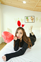 ▼SonYounJu▲131226图片_Tom更新(黑色钩花针织套头衫)_孙允珠吧_百度贴吧