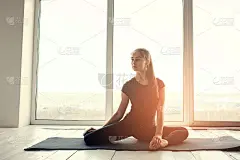 年轻美丽的女人练习瑜伽和体操。健康的概念。班级单项运动。