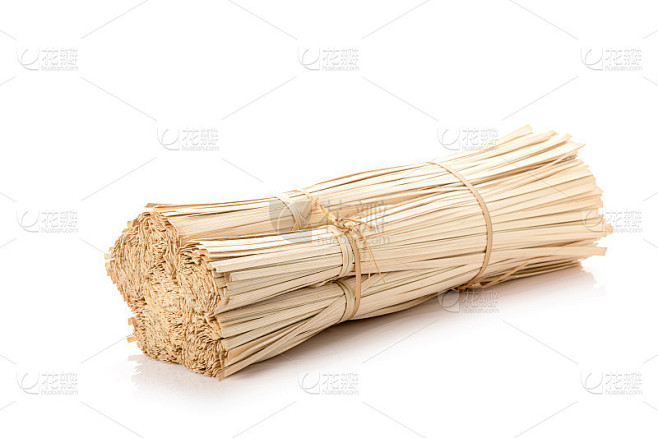 用细竹条捆成条状，孤立在白色的绳子上