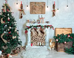 美丽的节日装饰房间，圣诞树，壁炉和礼物。舒适的冬天场景。白色的室内。