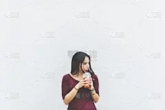 女人喝饮料奶茶饮料等概念