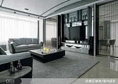 客廳以半弧型天花板作造型，不只避開頭頂大樑，更在不降低空間高度的前提下，使視覺感更加寬闊。搭配沙發上的ㄇ型雅典米黃仿古面大理石，巧妙收整天頂線條，營造俐落清爽的居家氛圍。