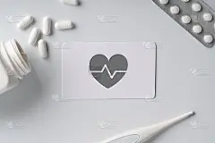 白色单调背景上带有医疗图标的普通名片