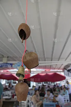 冰淇淋店。敲响警钟吧。让人们的注意力。