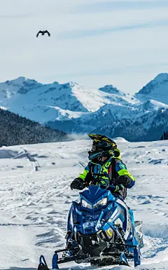 免费 人骑雪地车 素材图片
