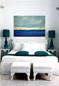 当深青色作为空间的强调色时，卧室中一些重要家具，比如床、床头柜以及床品可以使用深青色，而背景色则可以选择白色、高级灰，从而使卧室感觉高雅而温馨，同时使用粉色作为点缀色，也会让空间更加活泼。