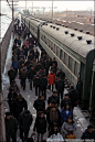 2014年2月。甘肃省白银矿区铁路。356次通勤车。下午，搭载着下班职工的通勤车抵达白银市区的临时站，归家心切的人群涌向出站口。（E4110）