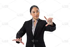 女商人在按一个看不见的虚拟屏幕