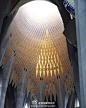 孤独星球杂志#孤独星球分享#西班牙巴塞罗那的圣家堂（Sagrada Família）里的精美石雕装饰的穹顶，直射下来的光线，仿佛是从天堂而来，穿透昏暗的大厅，指引着教堂里观望的人们。这穿透穹顶的缥缈光线和这座伟大的宗教建筑配合得天衣无缝。顿时走神幻想漫步在这里。(更多精彩请关注@孤独星球杂志）@LonelyPlanet