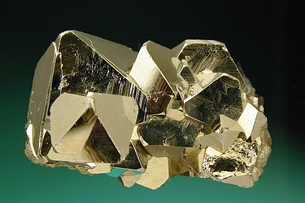 黄铁矿 Pyrite 又称愚人金，金黄色...