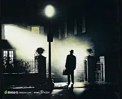 一束光照着神秘人物的电影海报创意海报