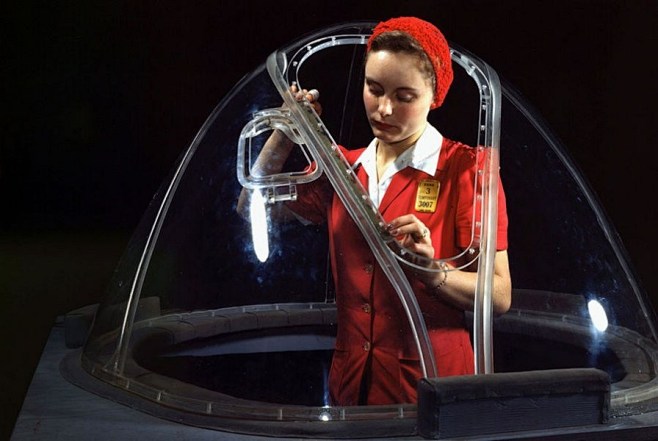 生产轰炸机机枪舱玻璃罩的美国妇女