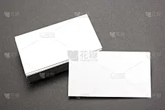 商务名片空白在办公桌上。企业文具品牌模拟