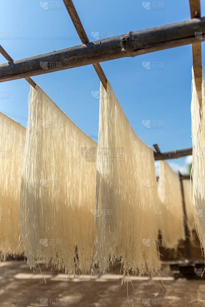 自制米粉放在缅甸的太阳底下晒.