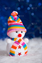 玩具可爱的雪人花环灯在蓝色的散焦背景