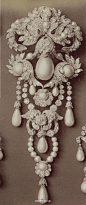 #珠宝# 一个硕大的珍珠吊坠，最开始是拿破仑送给第二任妻子玛丽-露易丝王冠的一部分，后来成了拿破仑三世老婆尤金妮大胸针的中心部分。大胸针后来被拆并不知所踪，就剩下大珍珠还在。它2005年在佳士得拍出了210万欧，创下了单颗珍珠价格的最高纪录，的确好硕大，胸针还在的话该多浮夸= = ​​​​