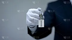 度假村字在前台钥匙链上，豪华房出租度假