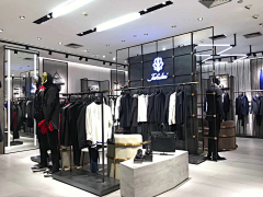 佐邉采集到F-服装店铺设计