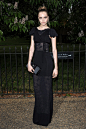 英国超模Cara Delevingne出席派对选择了一袭黑色Chanel长裙，搭配同品牌的手拿包。