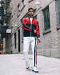Tommy Hilfiger 在 Instagram 上发布：“Tommy boy @johnphilp3 styles Chicago like a boss. What’s your summer uniform? Tag us @tommyhilfiger and use #TommyXMe to share your best…” : 51.1K 次赞、 134 条评论 - Tommy Hilfiger (@tommyhilfiger) 在 Instagram 发布：“Tommy boy @joh