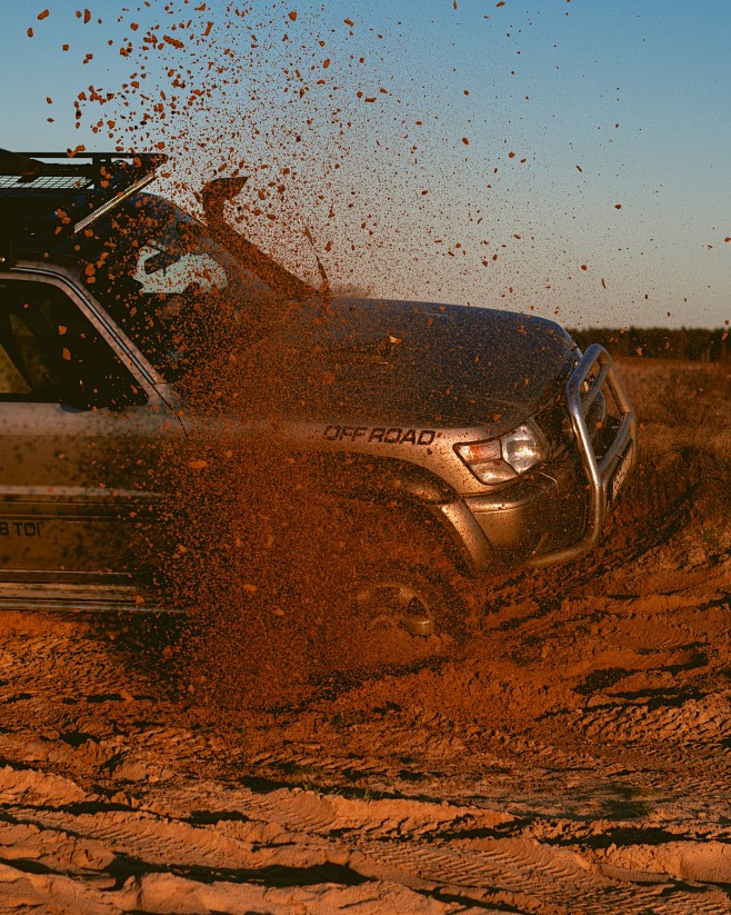 蓝天下的4x4越野汽车的照片