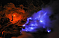 oliviergrunewaldkawahijen4印尼的Kawah Ijen 火山长年外泄硫磺气体，在華氏1000度的高温下，与空气混合后，喷发出16英尺高的绚丽火焰。有些燃烧的气体在压力的作用下，又会变成蓝色的液体