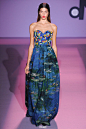#PFW# Andrew Gn S/S 2015 以法国印象派画家莫奈的油画为灵感得来的手绘印花，和风式的腰带，手工镶嵌的珠花...新加坡设计师Andrew Gn带来一场精致的视觉盛宴。