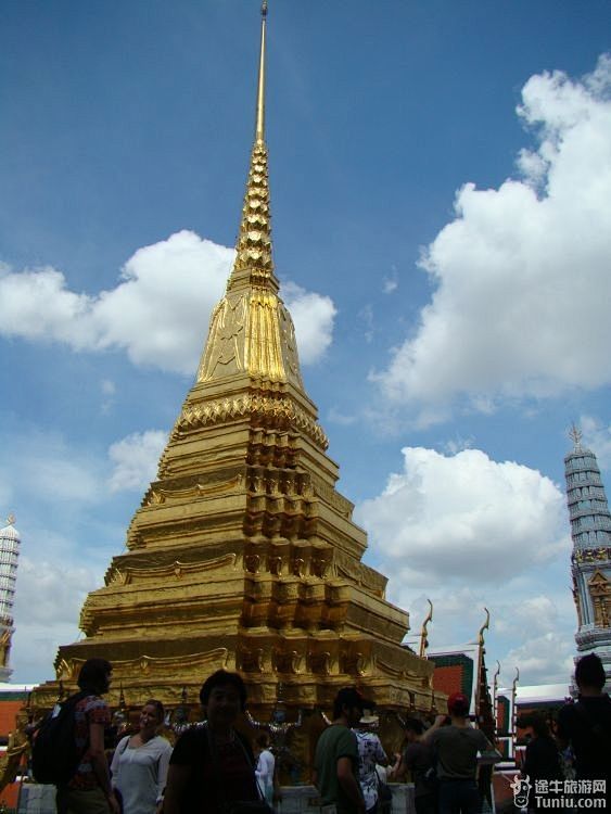 玉佛寺位于曼谷大王宫的东北角，是泰国最著...