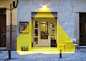 (fos) 是一个跨界工作室，其首个作品是在马德里一家素食餐厅的店门口制作了一个短期装置，这个装置也名为 (fos)，希腊语中意为“光”。他们使用黄色胶带、装饰画、几只菠萝和店门口的一盏灯创造了灯点亮后的效果，明亮的颜色和奇妙的视觉感觉让路人纷纷驻足。