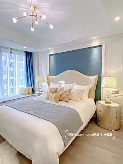 家人们，真的只有100平！真的是三室！ : 建筑面积136平 套内面积100平 三室两厅两卫 现代轻奢风 - 沙发背景墙用了蓝色墙布加护墙板的设计 搭配了米白色的直排沙发️ 蓝白配色很清新 再摆放两张黄白搭配的大福坐凳 造型超级