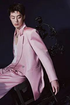 #尝试一个新look 王鹤棣_Dylan 今日品牌活动造型，粉色西服套装，夏日限定的粉红色回忆~ #王鹤棣粉西服#时尚大片 #男士写真 #男明星穿搭 #粉色西装 #王鹤棣 #王鹤棣壁纸 #王鹤棣同款 #王鹤棣帅 - 小红书
