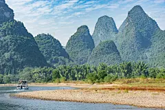 漓江喀斯特山脉的日景。