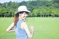 女人们也微笑着回望着她