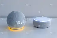 语音控制扬声器与激活的声音识别，在灯光背景下。