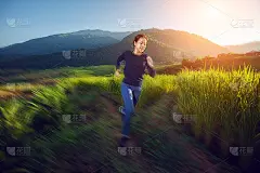 运动风格的女人尾随在美丽的光耀斑与水稻梯田的背景山
