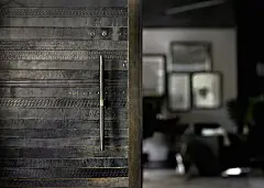 二手皮帶大改造！獨一無二的使用痕跡造就超質感皮帶地板 : 「這面木地板真是漂亮，不但有仿舊的薰黑痕跡，還利用不同的木材做出參差不齊的顏色，只是…上頭為什麼要鑽這麼多洞呢？」 不知道有沒有人和大編一樣被設計師Inghua Ting完美的處理手法給騙了呢？原來...