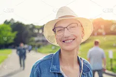 快乐的年轻白种秃顶女人在帽子和休闲衣服享受生活后幸存的乳腺癌。美丽的无毛女孩的肖像在治愈疾病后在城市