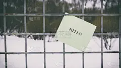 在街上贴纸，把字贴在纸上