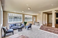 走廊内部米色墙壁。客厅