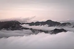 4k云雾弥漫｜云海山峰背景图片 - 自然奇观「哲风壁纸」