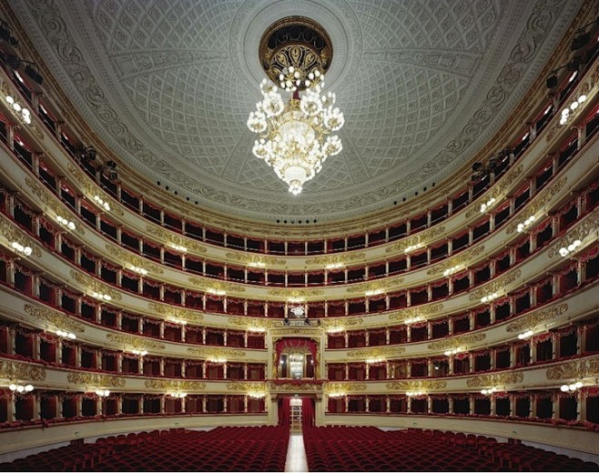 歌剧院10
斯卡拉大剧院位于意大利米兰，...