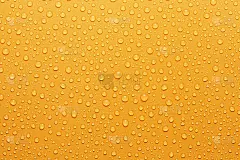 水滴在橙色的表面上