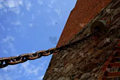 砖红墙与晴空之间，悬着一圈圈链子