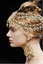 宝石珠宝那些事儿：McQueen美好的头饰。女王范儿
