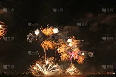 在迪拜庆祝新年的节日上，五颜六色的烟花在夜空中绽放