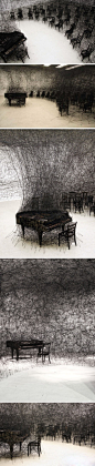 目前活跃在柏林的日本艺术家 Chiharu Shiota以“ In Silence”装置作品再现了记忆中儿时邻居家被大火吞嗤的房屋。铺天盖地的黑色毛线似乎是另人窒息的浓烟。有时，即便是最惨烈的伤害也无法让抹去一切印记，灰烬中总会有难以磨灭的记忆遗存。